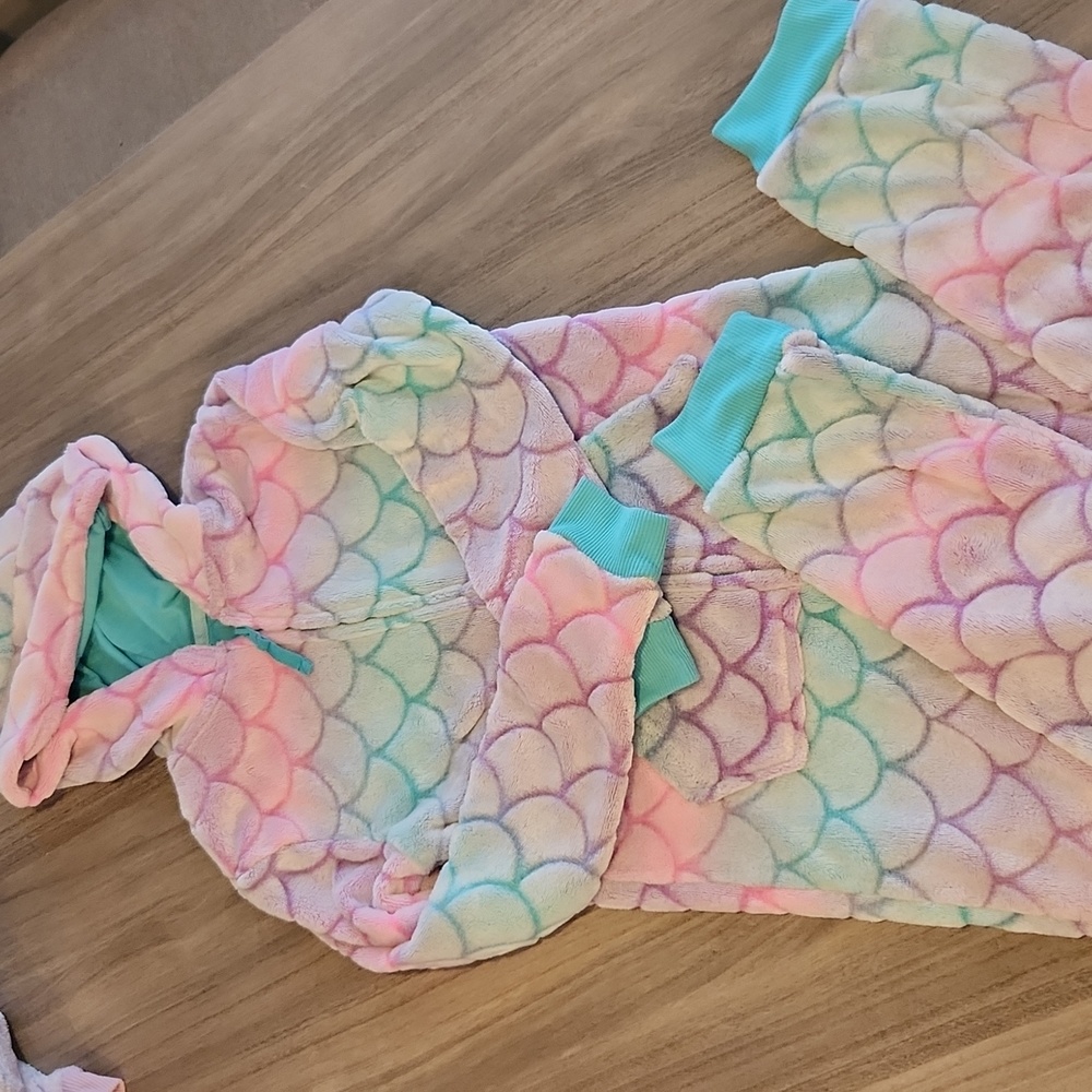 Girls cat&jack one piece pajama size Medium 7/8 mermaid